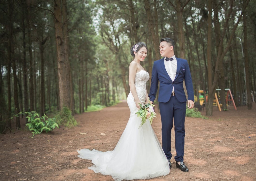 wedding couple with nature backgournd